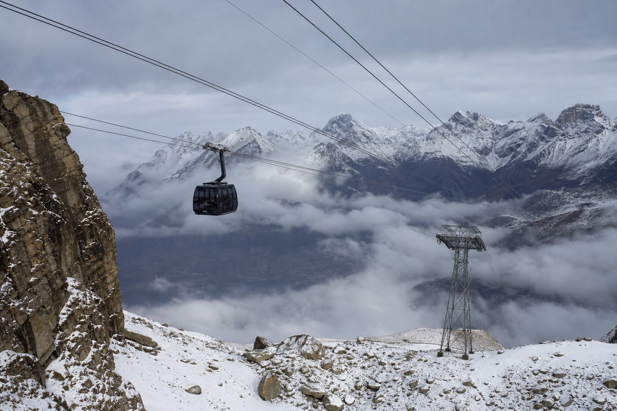 A cable car crossing high above a Swiss alpine valley